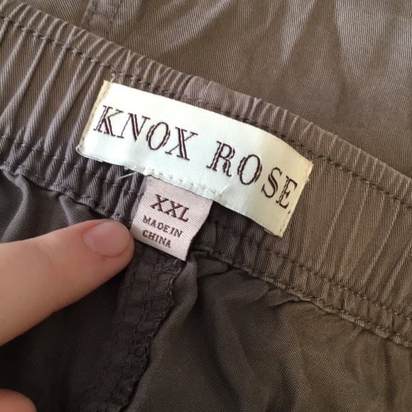 Woman’s Pants - Picture 2 of 2